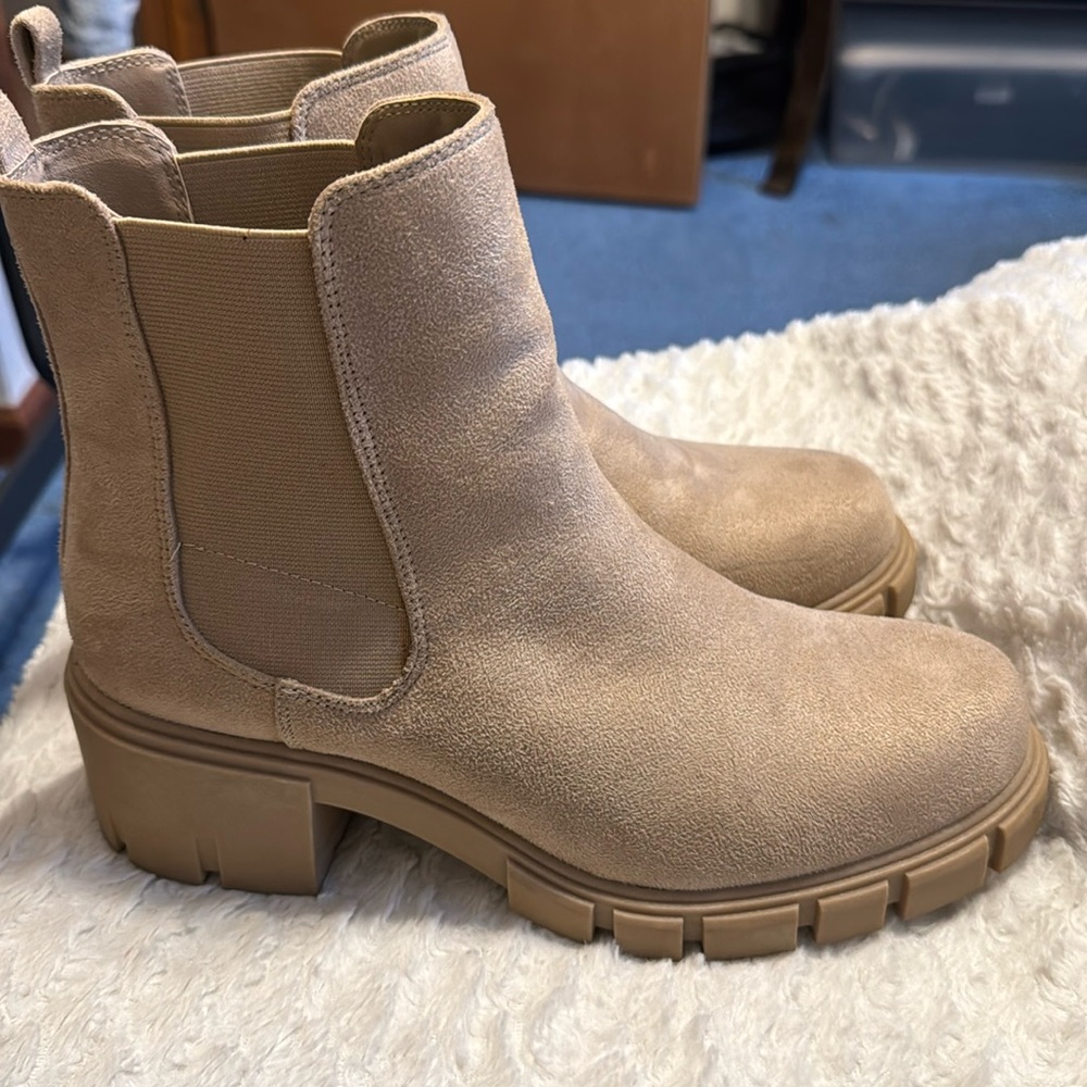 Madden girl Tessa chelsea boots size 10 beige